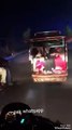 Chalti Rickshaw Mein Larkion Ko Chehrne Ka Anjaam