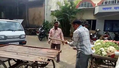 Ulhasnagar Municipal Corporation Staff Breakdown Hawkers Vehicle