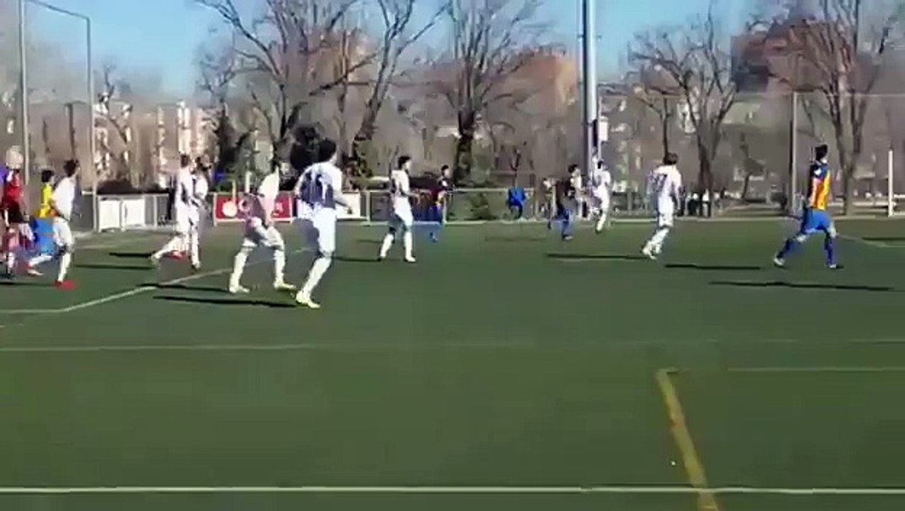 El árbitro chocó la mano con un jugador tras un gol de su equipo