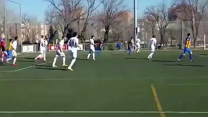 El árbitro chocó la mano con un jugador tras un gol de su equipo