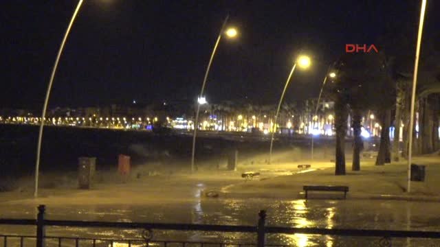 Muğla Marmaris'te Lodos 1 Gezi Teknesi Karaya Oturdu