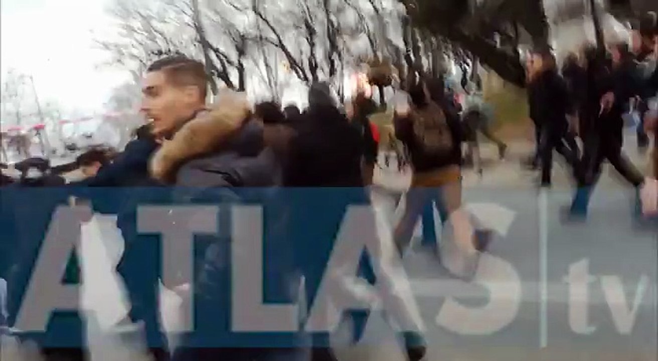 Κώστας Ζουράρις. Οργισμένη ομάδα διαδηλωτών τον αποδοκίμασε και επιχείρησε να τον λιντσάρει.