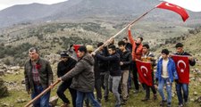 Askerin Karadan Afrin'e Girdiği Yere Köylüler Türk Bayrağı Dikti