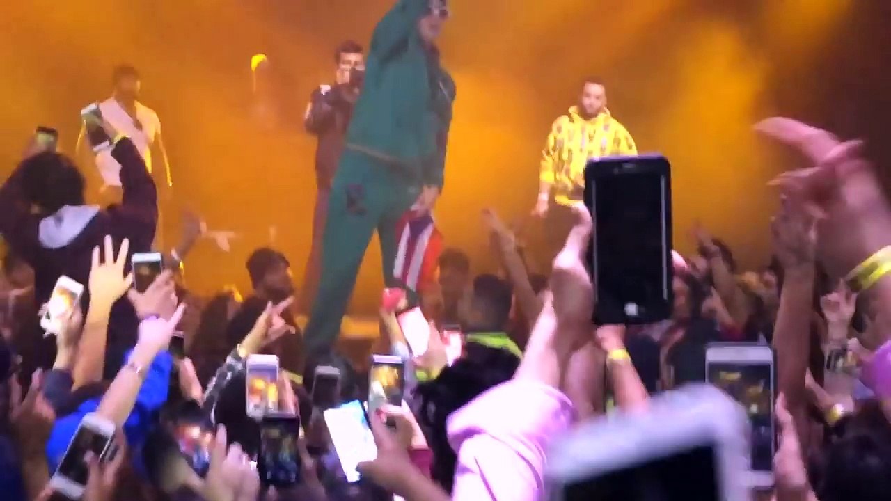 Bad Bunny Canta Nueva Cancion en Concierto Vivo