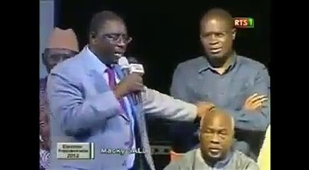 Macky Sall tresse des lauriers à Khlifa Sall