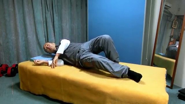 Less: Roll the pelvis and lift the head to free the neck (#Feldenkrais ATM)