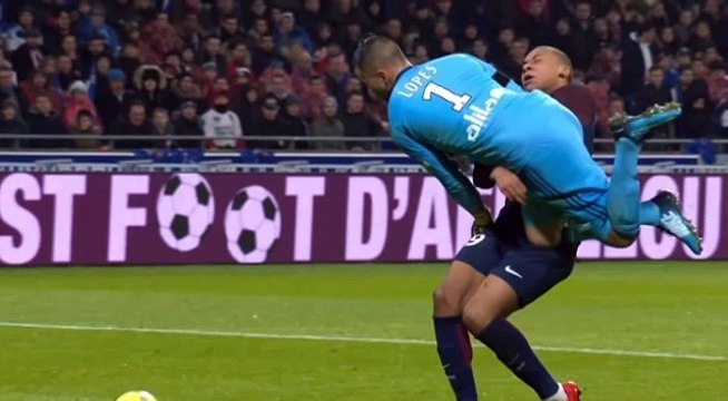 Lyon vs PSG Incroyable blessure de Kylian Mbappe choc vs Anthony Lopes (Amazing injury) KO de Mbappé