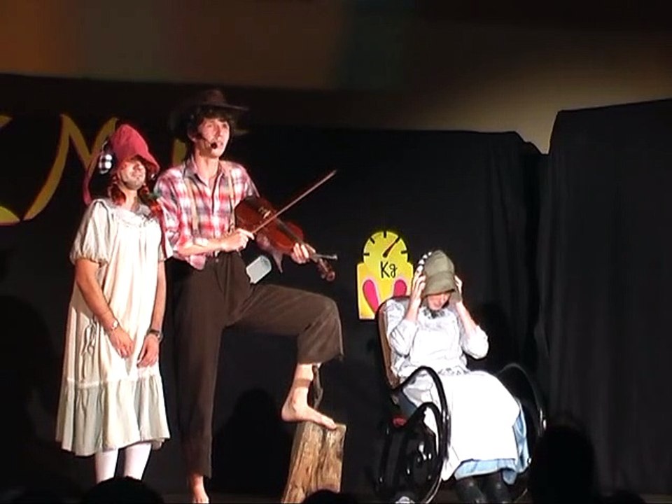 La Troupe de théâtre avec ma cousine Patricia Segura qui joue Caroline Ingalls . Trop drole !