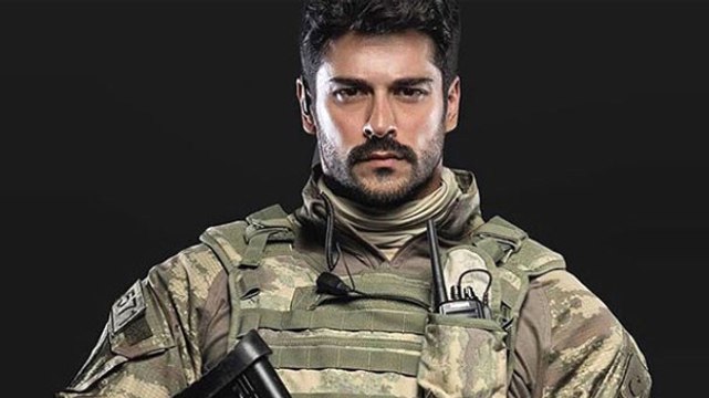 Burak Özçivit'in Asker Kamuflajlı Fotoğrafı Eleştiri Yağmuruna Tutuldu
