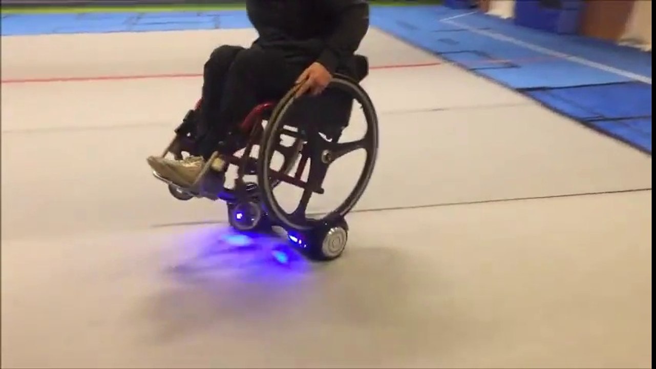 Il fait du Hoverboard en fauteuil roulant !! - Vidéo Dailymotion