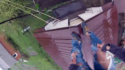 Il saute du toit d'une maison direct sur le sol sans protections !