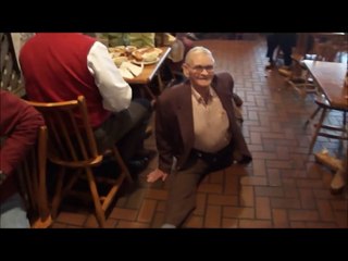 Papy fait le grand écart en plein milieu du restaurant !