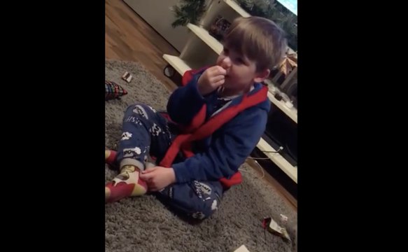 Cet enfant reçoit un message de Batman... sa réaction est folle !