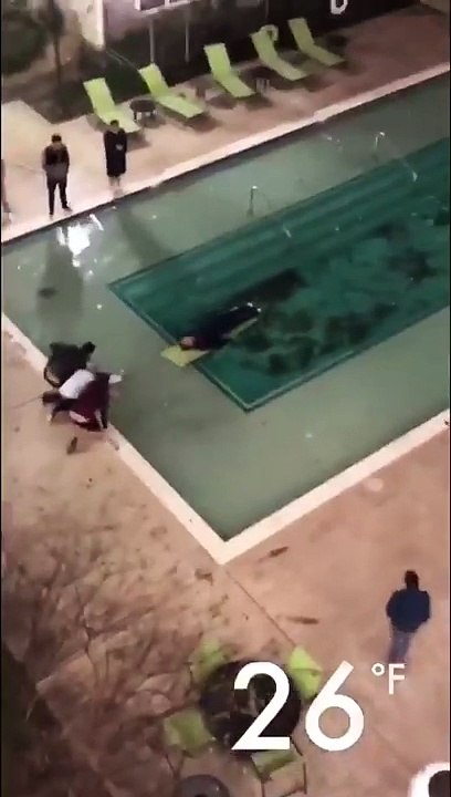 Patiner avec une chaise sur une piscine gelée d'un hôtel !