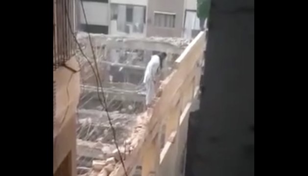 Il détruit un mu debout sur le mur pieds nu sans protection !