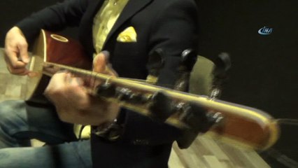 ‘Bizim Rabiamız var’ türküsünü Afrin operasyonunda olan Mehmetçik için okudu