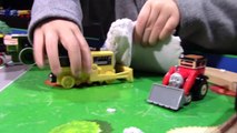 Thomas and Friends Wooden Railway Dustin Playtime with Snow | Playing with Trains