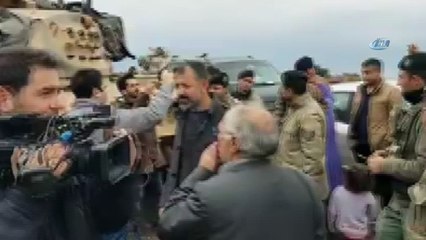 Köylüler sınırda bekleyen askerler için kurban kesti