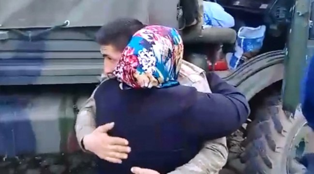 Mehmetçiğin Ailesinin Afrin Konvoyunu Durdurup Oğluyla Hellalleştiği Anlar Herkesi Duygulandırdı