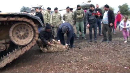 Sınırda bekleyen askerler için kurban kestiler