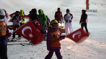 Yıldız Dağı'nda Türk Bayraklarıyla Meşaleli Kayak