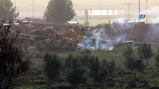 Sınırın sıfır noktasında askeri araçların bekleyişi sürüyor