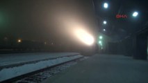 Kars Doğu Ekspresi Yolcularına Karanfilli, Sıcak Çorbalı Karşılama