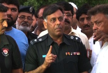 Karachi police detain Rao Anwar informant , Raid House | Aaj News