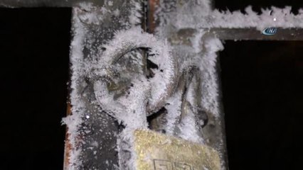 Soğuk Hava Bina Kilitlerini Dondurdu... Araçların Üstünü Battaniye ile Örttüler