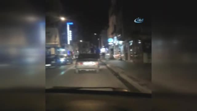 Asker Uğurlama Töreninde Otomobilin Tavanında Böyle Yolculuk Yaptı