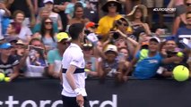L'entraînement fun entre Novak Djokovic et un jeune garçon (Open dAustralie)