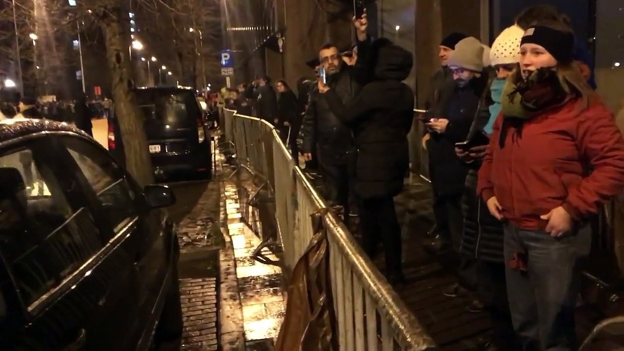 Chaine humaine à Bruxelles pour soutenir les mi...