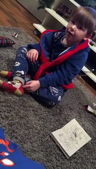 Cet enfant reçoit un message de Batman ! Trop content !