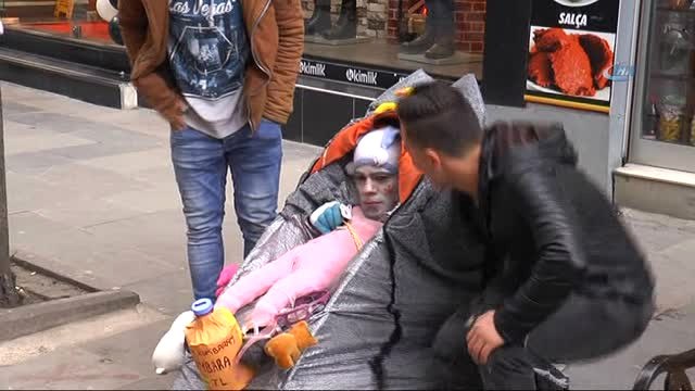 'Cansız Manken' Kandemir'den Bebek Arabasında İlginç Şov
