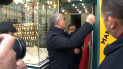 Mehmetçik'e destek için 12 bin Türk bayrağı dağıtıldı