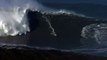 Le surfeur Ben Sanchis surfe une vague de 25m à Nazaré au Portugal
