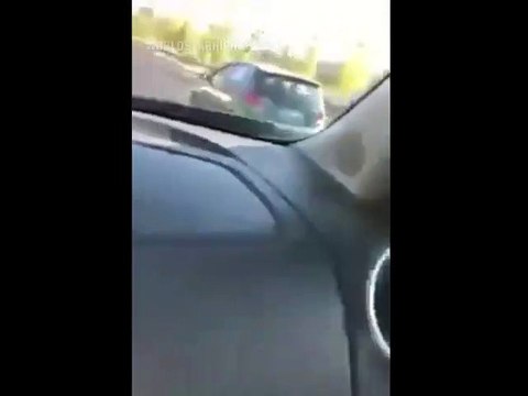 Ce chauffard pousse une voiture sur l'autoroute et provoque le pire