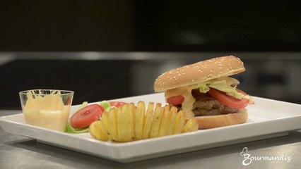 Burger et sa mayonnaise aux poivrons, pomme de terre éclatée
