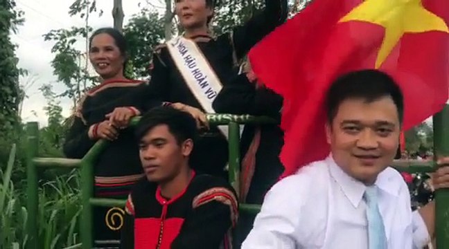 Hoa hậu H Hen Niê rơi vương miện vì xe công nông hết dầu dừng đột ngột khi lần đầu về quê sau đăng quang