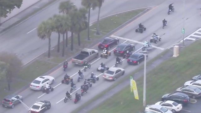 Un policier en galère pour arrêter un convoi de jeunes