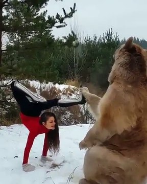 Une fille fait ses exercices avec l’aide d’un ours