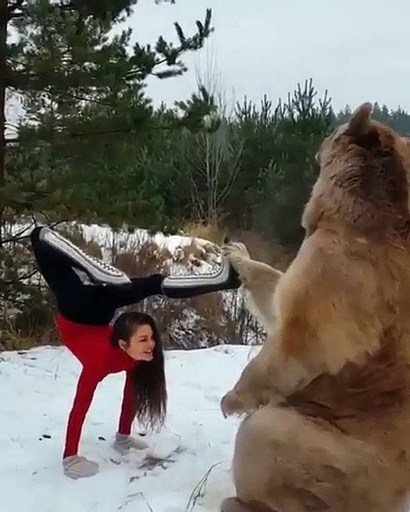 Une fille fait ses exercices avec l’aide d’un ours