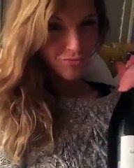 Une fille fait un peu trop la belle avec une bouteille de champagne