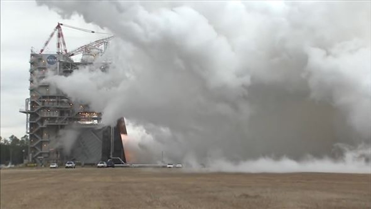 Schall und Rauch: NASA testet Raketentriebwerk