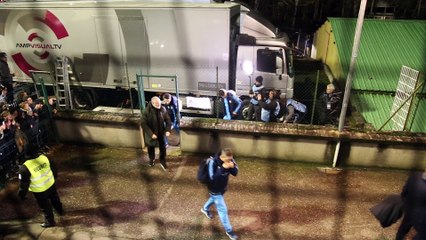 L'arrivée de joueurs de Marseille sous le regard des supporters d'Epinal