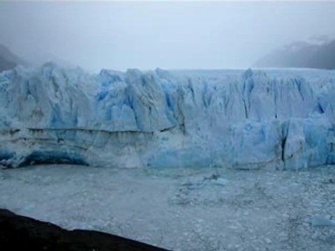 Chutes de séracs au glacier Perito Moreno