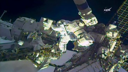 Deux astronautes américains de l'ISS en sortie orbitale