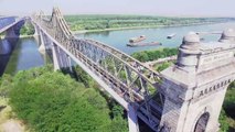Vittorio Brumotti roule sur l'infrasctructure d'un pont