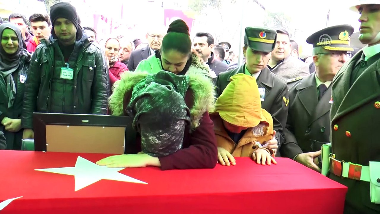 Çığ düşmesi sonucu şehit olan Astsubay Çavuş Hilmi Öz'ün cenazesi toprağa verildi (2) - DENİZLİ