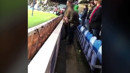 Un supporter dégueulasse remplit la bouteille d'eau de l'équipe adverse avec son urine !